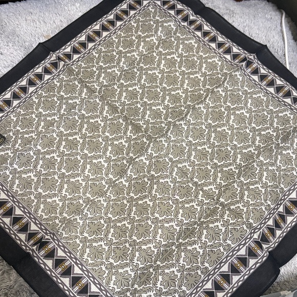 New🌸Paolo Gucci Black and Cream handkerchief - Picture 4 of 5